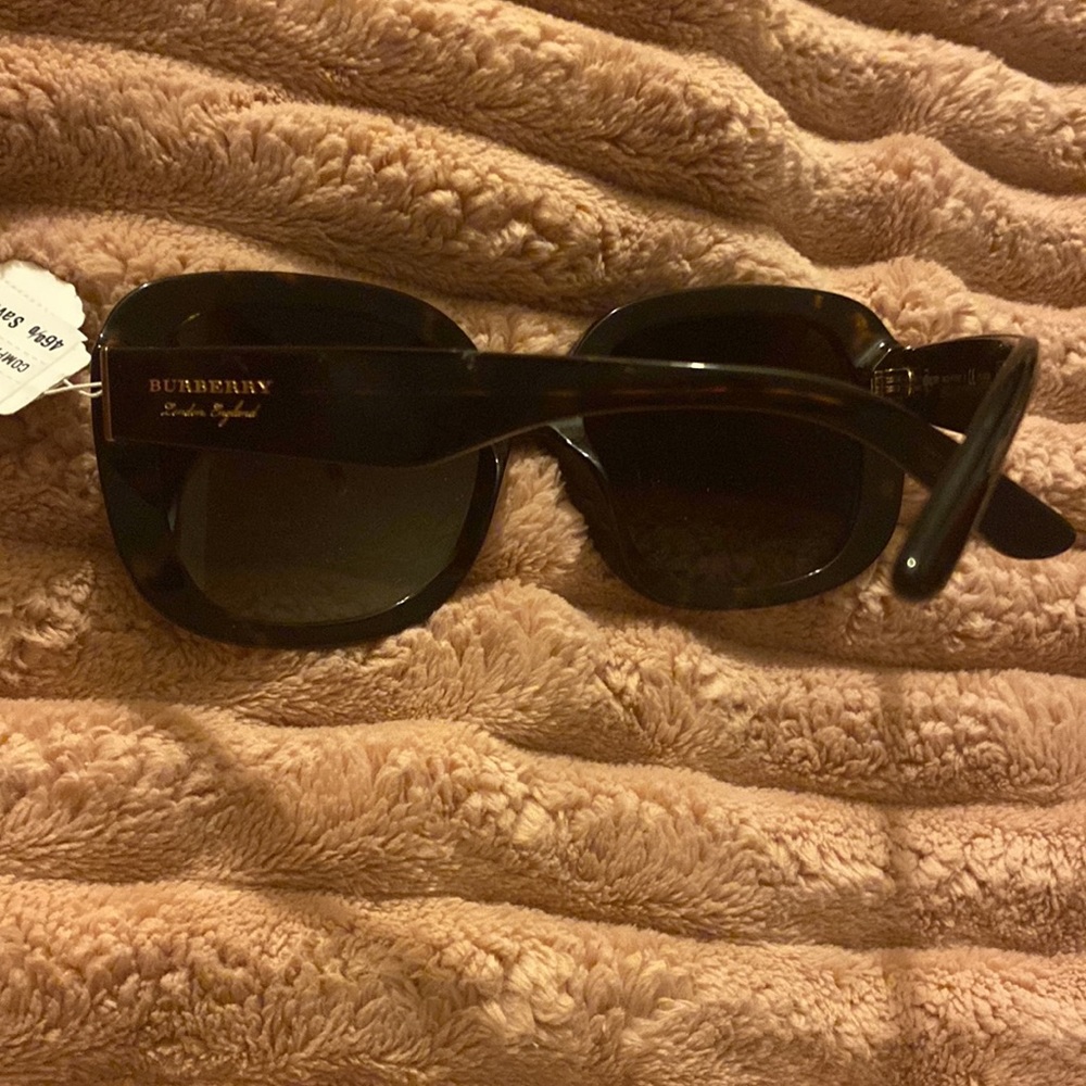 Authentic Burberry woman’s sunglasses 🕶️ 😎 - Picture 4 of 9